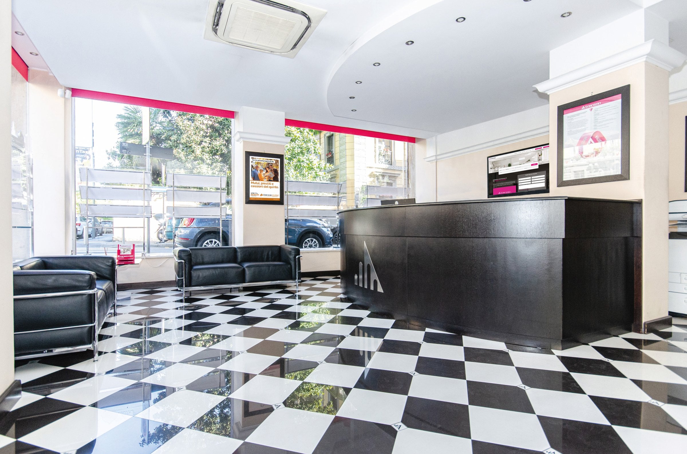 L'ingresso accogliente di un'agenzia Toscano, punto di riferimento per chi cerca casa o desidera vendere il proprio immobile.