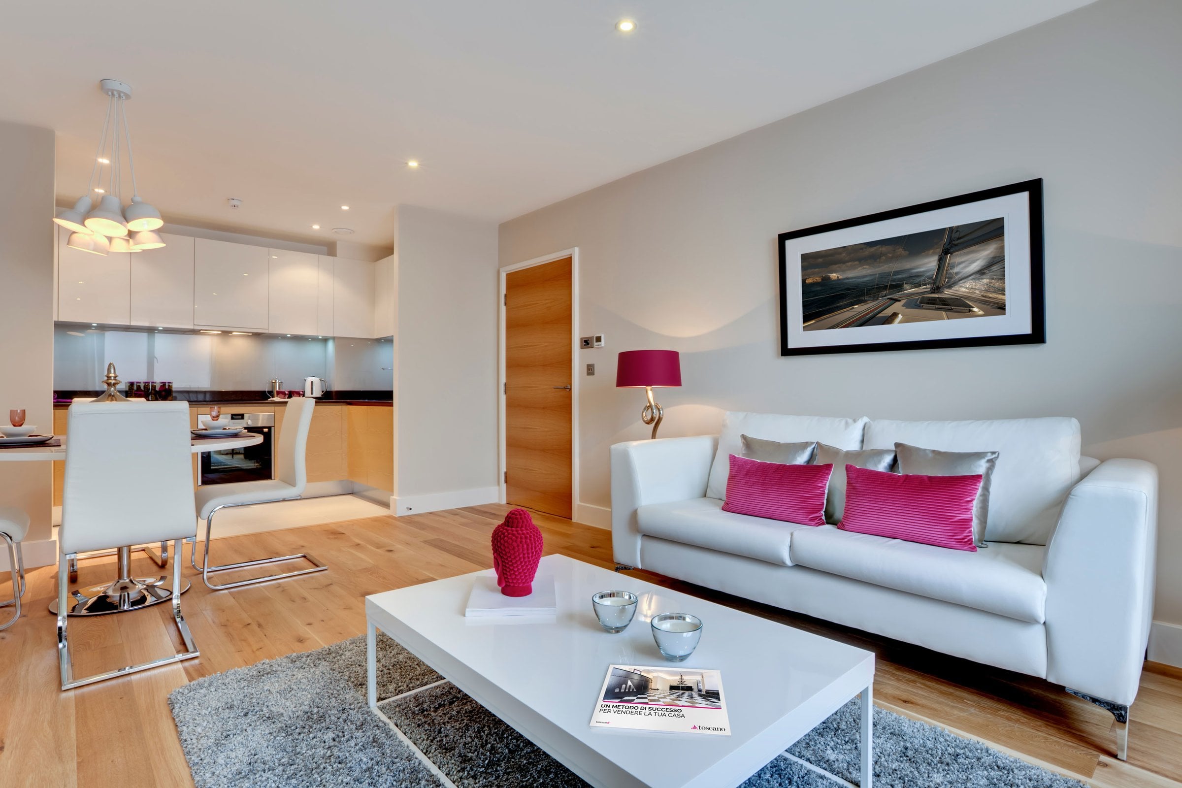 Interno casa con dettagli magenta