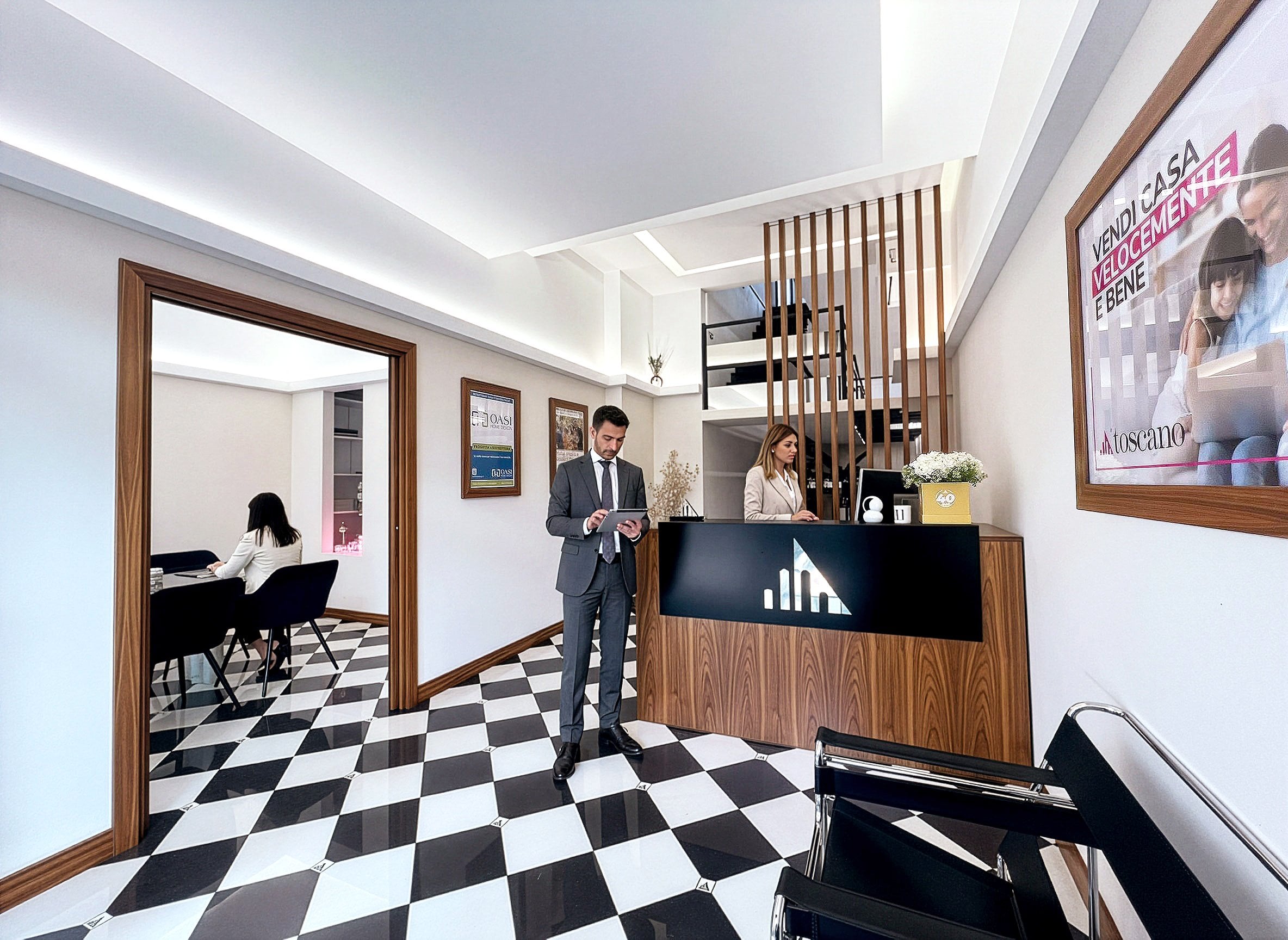 Interno moderno di un'ufficio immobiliare Toscano: scopri come aprire la tua agenzia in franchising con un marchio leader nel settore.