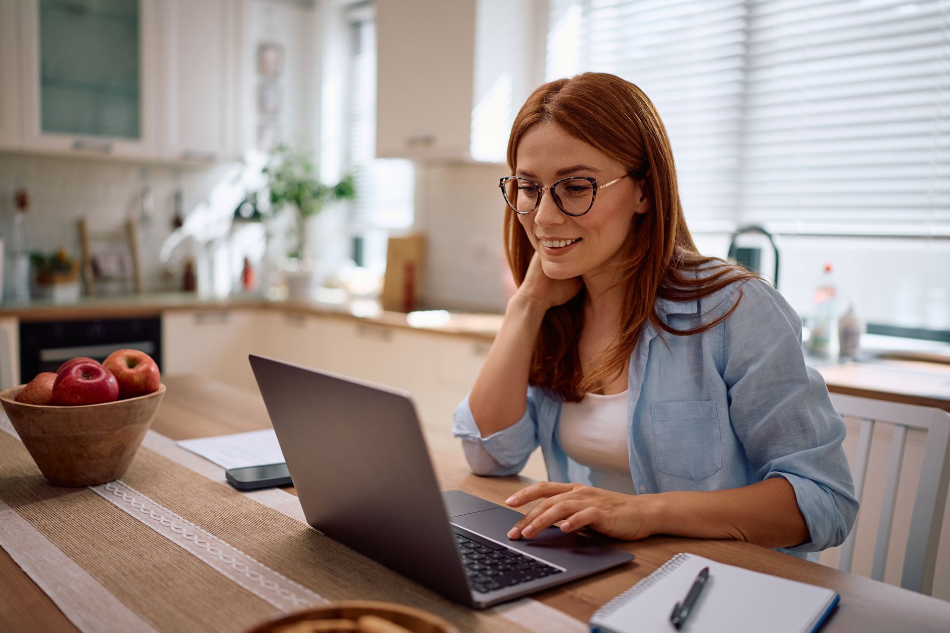 Ragazza che controlla annunci immobiliari con laptop