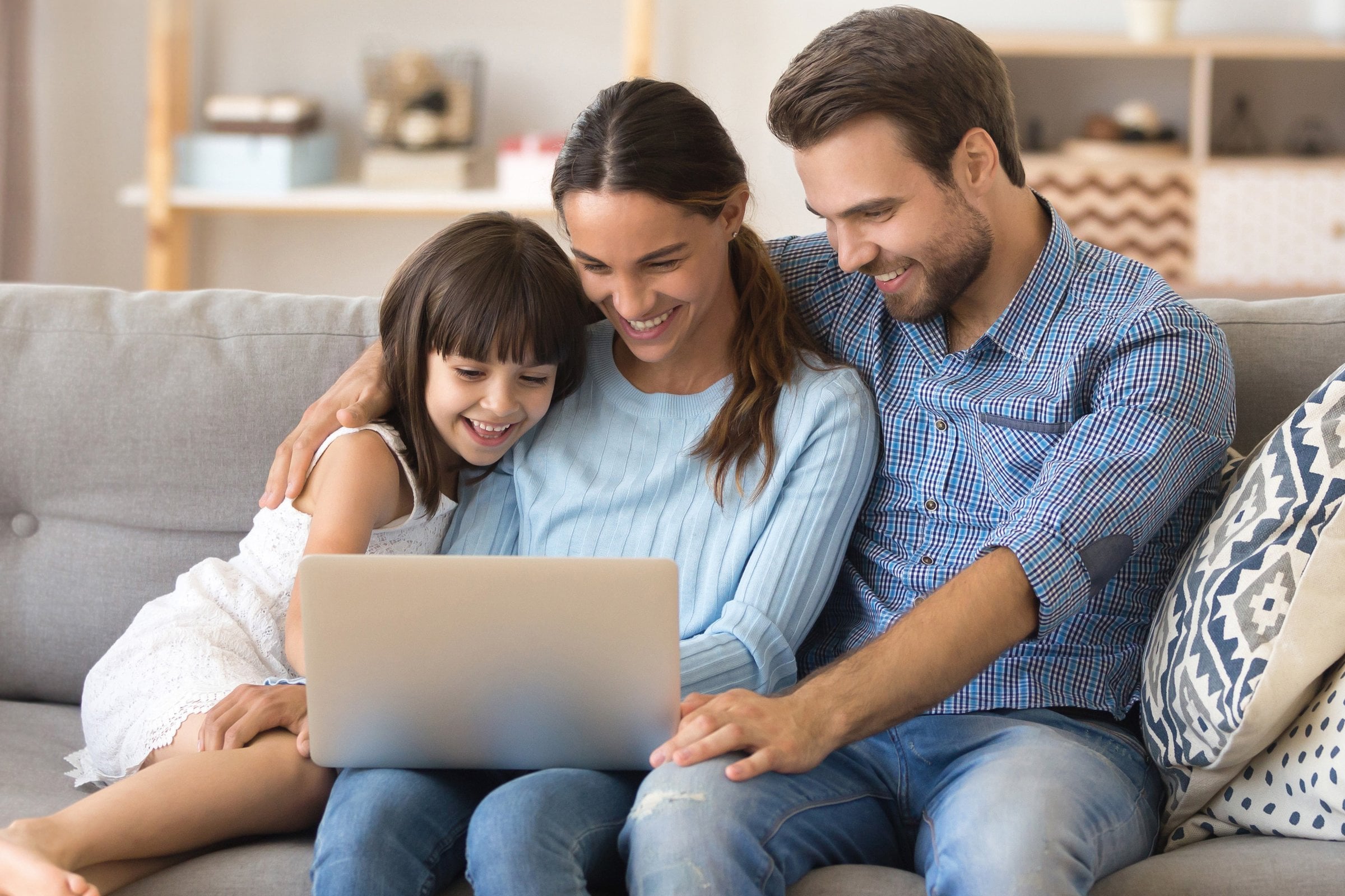 Coppia che guarda un tablet dentro casa
